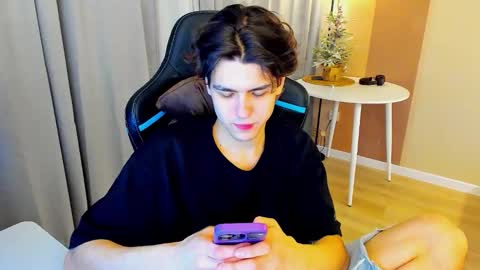 travisrivas online show from February 3, 3:04 am