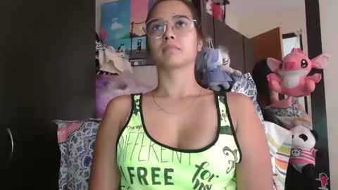 triana_bell online show from April 8, 6:11 pm