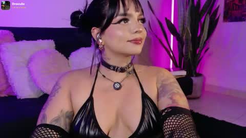 Val martinez  online show from May 15, 1:25 am