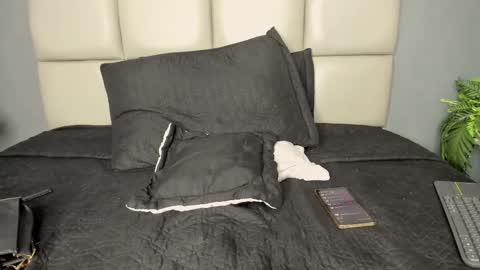  C H L O E online show from February 11, 8:45 pm