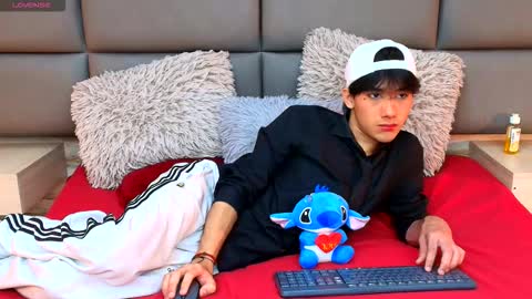 Snapshot of twinslovers_ chatting on October 24, 12:44 am twinslovers_ online show from October 24, 12:44 am