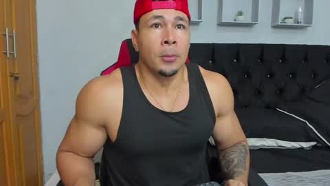 tyler_hank1 online show from July 4, 9:35 am