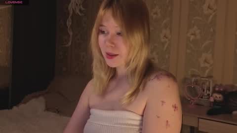 unburnedgirll online show from December 15, 12:12 pm