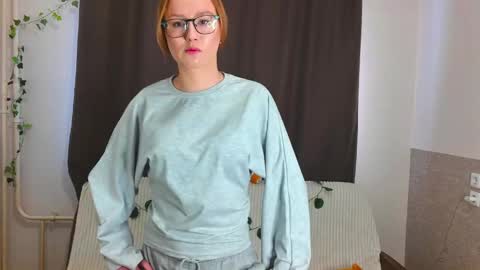 unforgettablehelen online show from April 15, 10:07 am