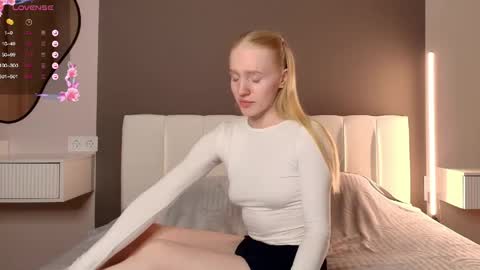 ElizabethLizy online show from April 16, 5:35 pm