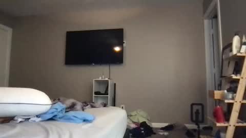 Urwivesaffair online show from April 3, 6:15 pm