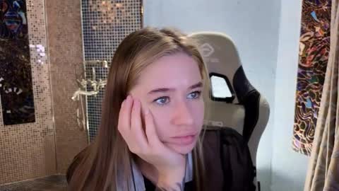 Leila online show from November 26, 2:14 pm