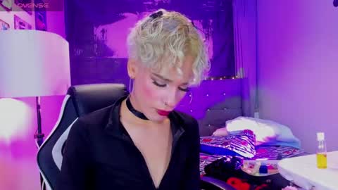 valentinee_xo online show from July 16, 7:11 am