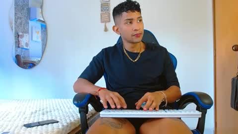 Snapshot of valentino_fs chatting on October 3, 5:43 pm Mistery Guy online show from October 3, 5:43 pm