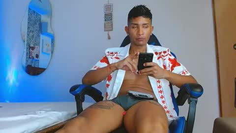 Snapshot of valentino_fs chatting on October 19, 4:39 am Mistery Guy online show from October 19, 4:39 am