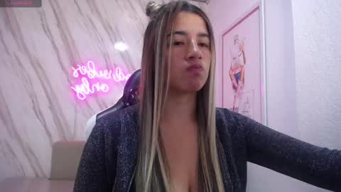 valerie_b online show from February 18, 6:15 am