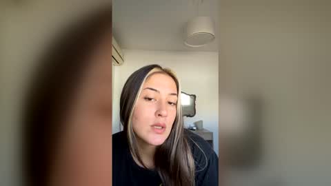 vanessareed_ online show from May 1, 3:39 pm