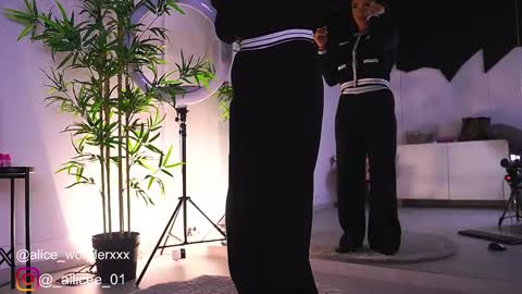 Vanessa Simon online show from February 17, 6:42 am