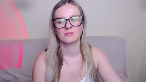 Mia online show from February 5, 1:14 pm