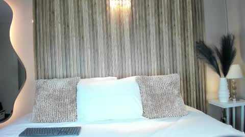 V A N N E S A   online show from October 28, 11:55 am