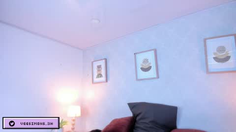 Vee Simons online show from April 29, 7:51 pm