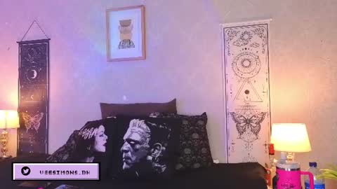 Vee Simons online show from July 17, 8:55 pm
