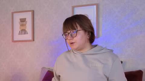 Vee Simons online show from October 8, 8:26 pm