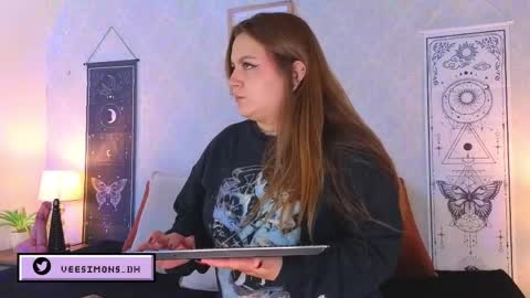 Vee Simons online show from May 30, 7:56 pm