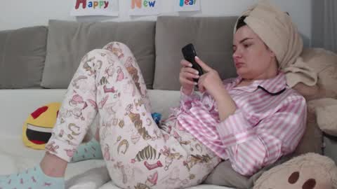 velvetmoon123 online show from February 8, 9:35 am