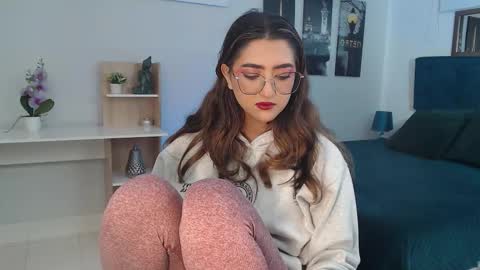 Mia online show from October 29, 1:13 pm