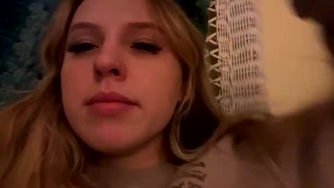 Snapshot of vibewild chatting on October 13, 1:51 am nova online show from October 13, 1:51 am