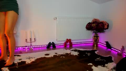 ViciousQueenu can call me Laura online show from April 12, 7:45 am