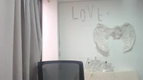 Snapshot of victoria25_meester chatting on September 18, 7:40 pm Hi guys   Im victoria  Be the one who can control me in PVT online show from September 18, 7:40 pm