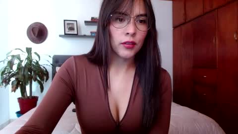 VICTORIA MARTELO online show from April 9, 5:07 pm