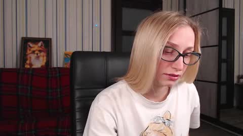 Snapshot of vikaericka chatting on October 19, 7:18 pm Vika online show from October 19, 7:18 pm