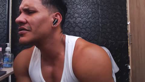 Snapshot of viktorherrera chatting on October 14, 2:42 pm Viktor Herrera online show from October 14, 2:42 pm