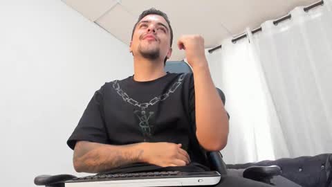 vinicius_santos77 online show from February 2, 7:46 pm