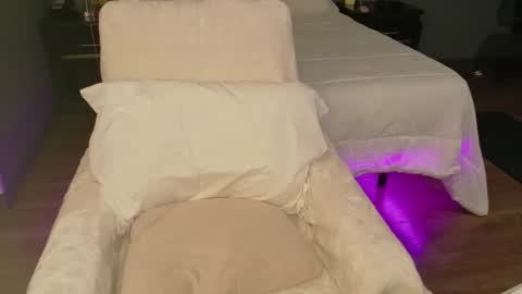 violet_winter97 online show from April 18, 9:00 am