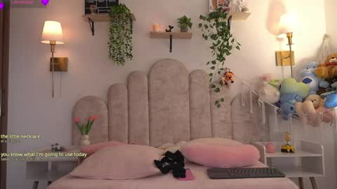 violeth___ online show from April 1, 1:12 pm