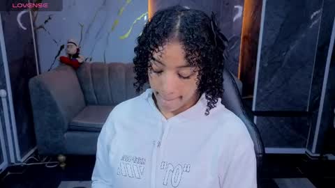 violeth_b online show from April 17, 1:35 pm