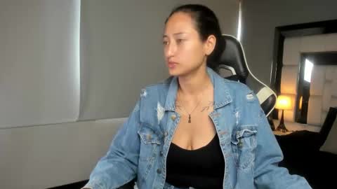 violetskinny online show from December 3, 7:25 pm