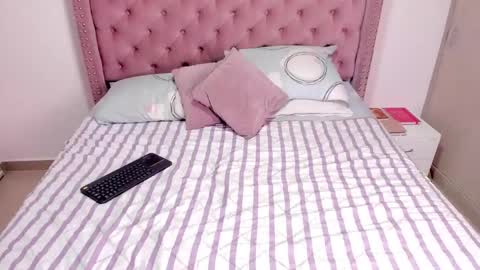 Snapshot of vivi_cooper chatting on February 14, 9:43 pm vivi cooper online show from February 14, 9:43 pm