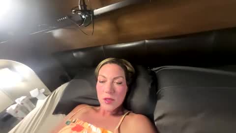 Snapshot of vivianluxe chatting on October 1, 3:27 am VivianLuxe online show from October 1, 3:27 am