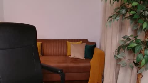 Vivienne online show from November 1, 5:45 pm