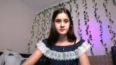 Snapshot of vixen_lily chatting on December 20, 6:02 pm Vixen Lily online show from December 20, 6:02 pm