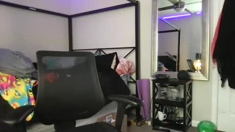 LAUREN LUSH online show from December 7, 7:05 pm