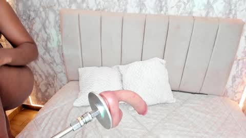 whitneyyfox online show from September 23, 11:44 pm