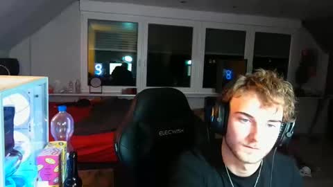 wollenjunge2006 online show from October 5, 6:37 pm