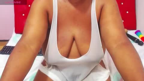 Snapshot of wonderfuldiana chatting on February 22, 2:06 am online show from February 22, 2:06 am