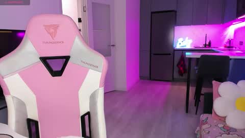 Emi online show from December 17, 4:03 pm