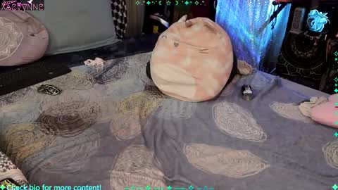 Snapshot of xaevynne chatting on February 18, 9:54 am Xaevynne  Sometimes Milla Milla The Cute as a Buttom Brunette     online show from February 18, 9:54 am