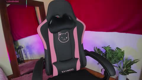 Snapshot of xemily_hardy chatting on October 15, 10:43 pm Kanae. online show from October 15, 10:43 pm