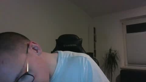 xhenno online show from March 29, 8:10 pm