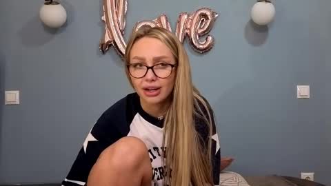 Snapshot of xsexycouples chatting on March 1, 11:26 pm AnnaMaee online show from March 1, 11:26 pm