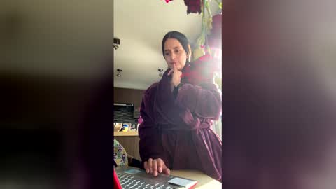 Lola online show from April 7, 1:02 pm